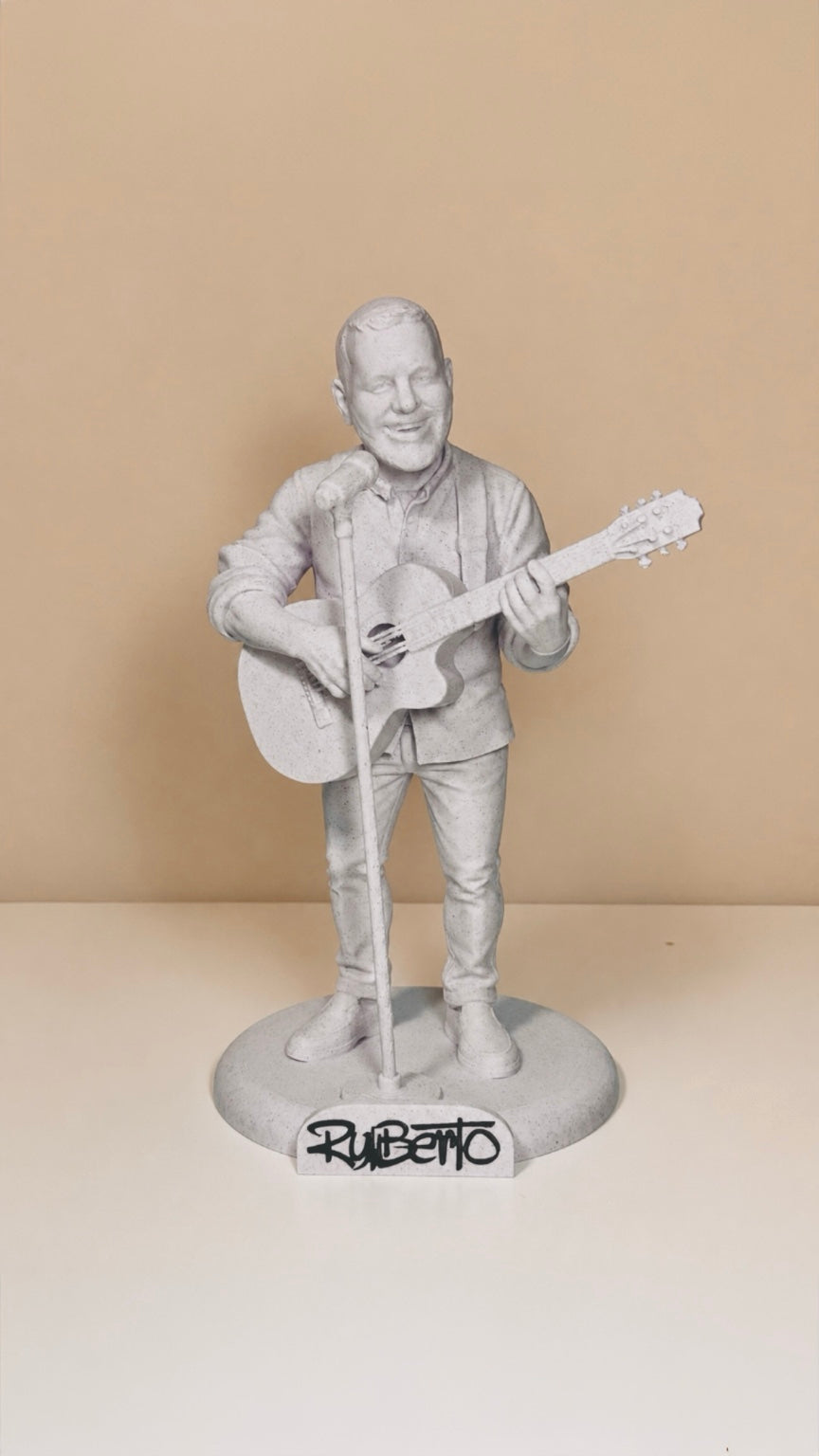 Figura personalizada de músico en acabado claro lista para pintar