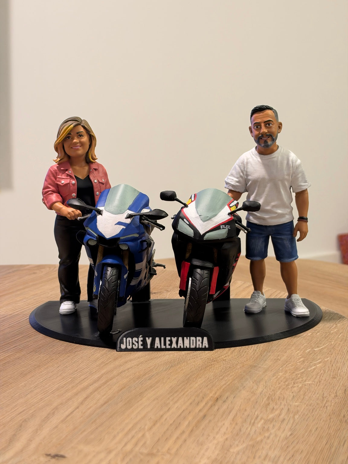 Figuras personalizadas pintadas de pareja con sus motos